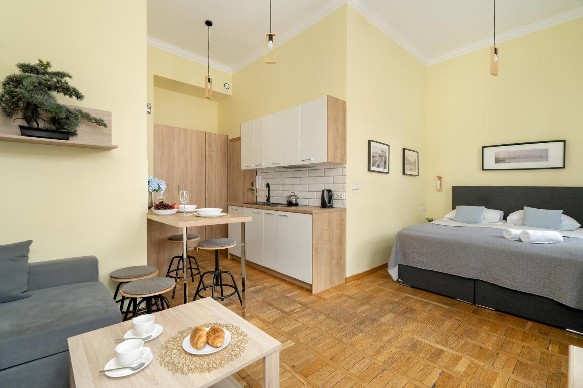 Jasne Studia Very Berry W Centrum Poznania By Renters Apartament